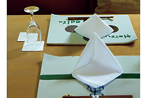 夕食と朝食は中庭の景色を堪能できるダイニングでいただく