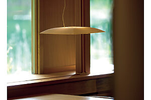 ラウンジは「テーブルに映り込む光と窓外の景色、それによる奥行きや水平ライトの影響で、どこか浮遊感があります」