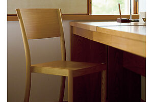 オーケ・アクセルソンの椅子など、家具は北欧作家の名作が揃う