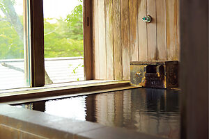 「101」など離れや別館の5室には、絶景に面した源泉かけ流しの温泉がついている