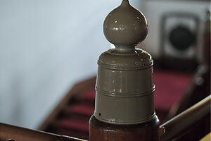 大階段の手すりには、神社や橋など伝統的な建物に顕著な装飾「擬宝珠」が施されている