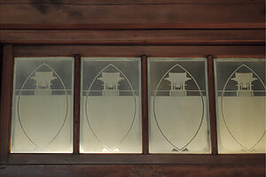 興福寺五重塔（現在保存修理工事中）と東大寺の鐘楼がデザインされた、本館ロビー奥のすりガラス