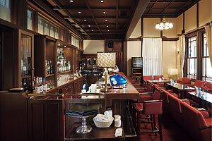 本館1階にある『ザ・バー』。ランプのほの灯りがクラシックな雰囲気を引き立てる