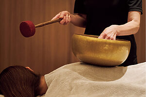 リンの音波によるボディワークから開始。心に沁みる音色が響く