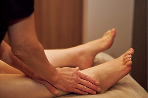 カウンセリングによって「気・血・水」の不足や過剰の要素を導き出し、体質に合わせた生薬バームでじっくりトリートメント。圧をさまざまに変えて行うメリハリのある手技を満喫