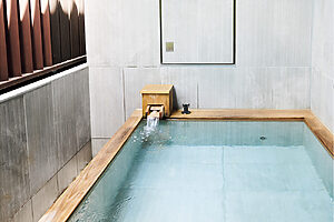 天然温泉のプライベートバス付き。体を温めてから施術を受けることで効果が一層アップ