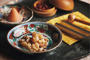 陰陽五行説にならい、木（フランキンセンスの樹脂）、火（ヒマラヤ山脈の岩塩）、土（さくらんぼの種）、金（音叉）、水（飲泉水）を用いる独自のボディケア