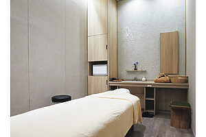 柔らかいベージュカラーが基調のスパルーム