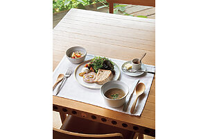 契約農家から届けられる葉物のサラダ、ボローニャソーセージなどが定番の朝食