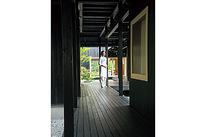 各棟を結ぶ和テイストの渡り廊下。外国からの宿泊客に人気が高い