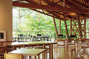 No.2のレストルーム〈SHOLA〉。窓を全開放すれば自然との一体感気分がさらに盛り上がる