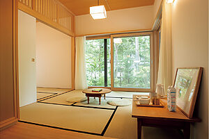 宿泊者が自由に使えるNo.3の共同リビング。日本茶の茶器が備え付けられている