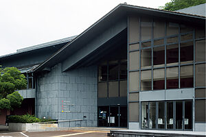 ひうらさんの夫・田口幹也さんは元館長。デスクが並ぶ1階のテレワークスペースは一般利用も可。2階が舞台とアーティスト用宿泊施設