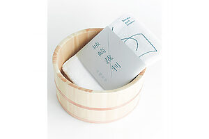 ユニークな装丁が特徴の地域限定出版レーベル〈本と温泉〉の書籍も取り扱う。ひうらさんの漫画家生活40周年記念原画展も開催された