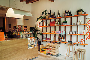 コーヒーやオリジナルブレンドティー、コンブチャやクラフトビールが終日楽しめる。グラフィックデザイナー・小林一毅が手がけたショッパーも素敵