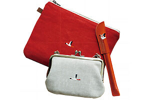 コウノトリの刺繡のポーチ 小1,430円、大1,980円、革巻きペン1,430円