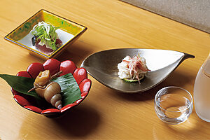 瀬戸内鱧の湯引き、津居山の白バイ貝、宗太鰹で一献