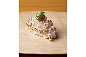 生穴子の炙りはほかで見ない逸品。竹野の天日塩と神鍋の〈北村わさび〉で