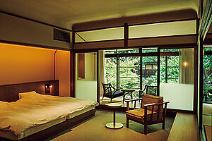 「特別室22号室」。建築家・二俣公一による改修で、もともとの貴重な材を生かし、快適に過ごせるモダンな客室にした