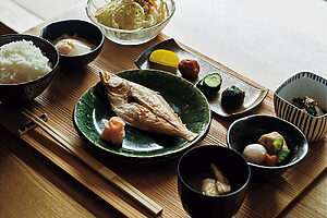 朝食には香住のエテガレイ一夜干しや豆乳豆腐などが登場。省三窯など地元作家の器も手になじむ