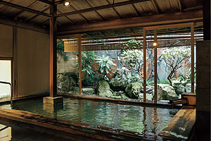 坪庭を眺める内湯「ひいらぎの湯」