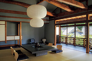 最上階の「吉右衛門」は、40畳ほどの大広間を解体しスイートルームに改修。お茶の間スペース中央の水府提灯が印象的