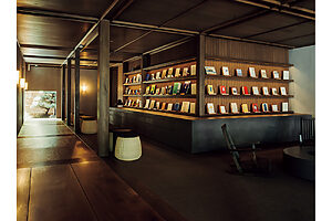 ラウンジ一角のライブラリーは「ことば」がテーマ。短歌や俳句、詩集を中心に選書家の幅允孝さんがディレクション