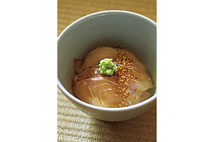 宇和島鯛めし風。炊きたての土鍋ごはんに卵黄の醤油漬けをのせ、さらに鯛の刺身を重ねた締めの一品