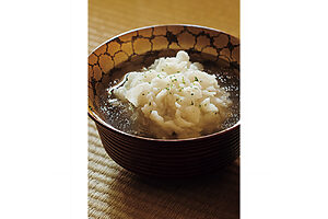 鱧の葛打ちは頬張るほどの量感。80℃で6時間酒蒸しした鱧出汁を使った吸い地は旨味が溢れる