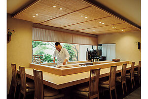 カウンターは店主・坂本紀征さんの仕事を見られる特等席