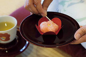 お菓子は松山銘菓しょうゆ餅ベースの〈道後つばき花餅〉