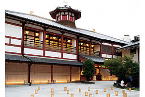 日暮れ時には塔屋に照明が灯り、夜空に浮かび上がる