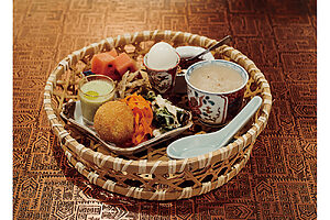 ブレックファストは鰹出汁のお粥に季節のサラダや自家製ヨーグルトなど＋ソフトドリンク。朝ワインセットに変更も可