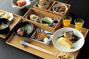 寝覚めの体を優しく起こす朝食。海の幸、山の幸を品数豊かに楽しめる