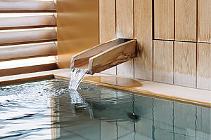 源泉掛け流しの客室露天風呂。松山城を遠望、市街地を見渡せる