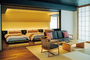 露天風呂付きスイート。五十崎和紙や菊間瓦、砥部焼など館内の随所に伊予の工芸がさりげなくあしらわれている