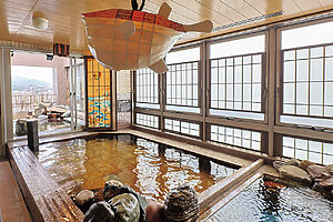 「ドーミーインPREMIUM下関」の露天風呂は、下関の港を望む絶好のロケーション。温泉は棟により源泉から直接引く、または温泉地から毎日温泉を運び入れるタイプがある