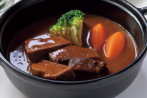 朝からカツオ飯などご当地グルメが食べられる！──朝食の目玉は〈ご当地逸品料理〉。例えば、「ドーミーイン仙台ANNEX」ではじっくり煮込んだ牛たんシチュー