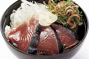 「ドーミーイン高知」では薬味たっぷりのカツオ飯やカツオのたたきなど豪華！