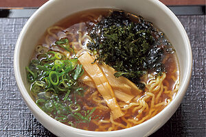 夜食にうれしい。大人気の夜鳴きそば──小腹が空いた……という夜にちょうどいい優しい味わいでハーフサイズの醤油ラーメン。あおさ、メンマ、ねぎというシンプルなトッピングが夜の胃にやさしそう