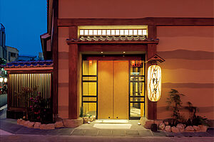 和の施設「御宿野乃」は客室だけでなく、全館畳敷き。靴を脱いで、リラックスして過ごせる。「御宿野乃浅草」シングル1室1万9000円～（朝食付き）