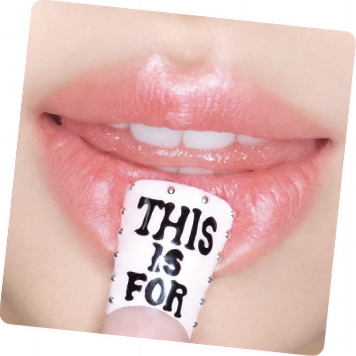 グループの充実した「今」を捉えたデビュー10周年の記念碑──「THIS IS FOR」（TWICE）