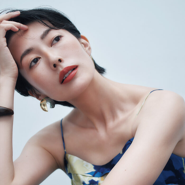 口紅を変えて、秋の顔に──レイナの「大人の簡単・きれい・メイク術」