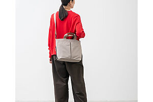 気が利く撥水2WAYショルダートート Mも3色展開。こちらはグレージュ