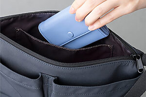 メッシュポケットの反対側にもオープンポケットを。中で散らかりがちな小物が整理できて便利