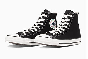 ALL STAR HI（ブラック）6,490円。サイズも全て、22.0cmから30.0cmまで幅広く揃い、世代や性別を問わず手に取りやすい