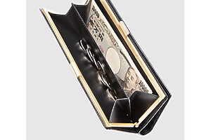 がま口タイプで、出し入れしやすく、収納力も抜群