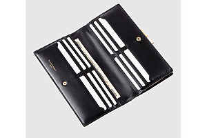 札入れ、小銭入れのほかに、フリーポケットとカードホルダーが12枚分ついている