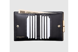 札入れ、小銭入れのほかに、フリーポケット×2とカードホルダーが6枚分ついている