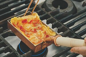 料理家・長尾智子さんの選ぶ台所のベストツールのひとつは「中村銅器製作所 玉子焼き器10㎝長手」。卵1個から焼けて、お弁当作りにもおすすめ